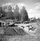 Första järnvägsbron mellan Viktoriagatan och Ådalsvägen under byggnad. Arnellsbacken går upp till vänster, Ådalsvägen rakt fram i bilden bakom lastbilen. 1930-tal.