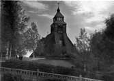 Solbergs kyrka. Arkitekt Otar Hökerberg, Stockholm. Nationalromantisk stil. Byggd i trä med högt och brant sadeltak med strävor mellan fönstren ända ned till sockeln. Taket är täckt med rött tegel och de panelklädda väggarna är tjärade. Ett mindre torn  finns på takets västra del. Invändigt består väggarna av synligt timmer, takbjälkarna är synliga, bänkarna är blåmålade och predikstolen målad i grönblått. År 1952 gjordes en restaurering, då en ny snidad altaruppsats tillkom.