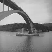 Fartyget Benguela vid Sandöbron

