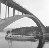 Fartyget Gala vid Sandöbron