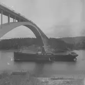 Fartyget Oinas vid Sandöbron
