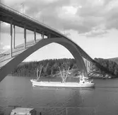 Fartyget Reinbek vid Sandöbron
