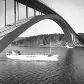 Fartyget Thalassa vid Sandöbron

