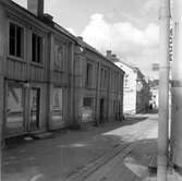 Trädgårdsgatan i riktning mot torget, husen har tömts inför rivning. 