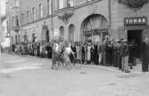 Biljettkö utmed Karlsgatan i Västerås, den 17 aug 1938.
