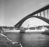 Fartyget Paderewski vid Sandöbron
