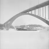 Fartyget Tor vid Sandöbron
