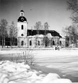 Högsjö kyrka, vinter. Kyrkan invigdes 1789. Byggmästaren var Simon Geting från Sundsvall efter ritningar av Per Hagmansson bosatt i Sundsvall. Bildhuggaren till en del inredning är Pehr Westman från Hemsön. Predikstolen och altaruppsättningen i den nyklassicistiska stilen är Olof Hofréns arbete. Orgel tillverkades av J.G. Ek från Härnösand. 