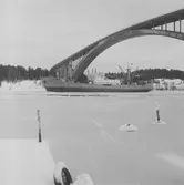 Fartyget Kedma vid Sandöbron

