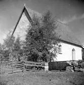 Högsjö gamla kyrka, exteriör. Kyrkan uppfördes i slutet av 1300-talet. Den brändes av ryssarna 1721. Kyrkan renoverades under kommande 15 åren under ledning av Hans Biskop en österbottnisk bildhuggare. Han tillverkade predikstolen och altaruppsättningen i kyrkan samt en del små inventarier. Bänkinredning samt läktare i väster är tillverkade av Jonas Lund och Olof Johansson Brandt. Förgyllning och målning av inredningen och de nya inventarierna gjordes av Erik Fällström på 1730-talet. 
