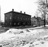 Domkapitelhuset. Uppfördes 1844 som gymnastik- och sånghus för Härnösands gymnasium efter ritningar av arkitekt C.G. Blom-Carlsson. År 1973 flyttades byggnaden från kvarteret Rådhuset vid Nybrogatan till Nygatan 14. Byggnaden restaurerades då exteriört efter originalritningar