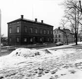Domkapitelhuset. Uppfördes 1844 som gymnastik- och sånghus för Härnösands gymnasium efter ritningar av arkitekt C.G. Blom-Carlsson. År 1973 flyttades byggnaden från kvarteret Rådhuset vid Nybrogatan till Nygatan 14. Byggnaden restaurerades då exteriört efter originalritningar