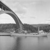 Fartyget Fredenhagen vid Sandöbron

