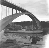 Fartyget Fred Olsson vid Sandöbron

