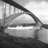 Fartyget Sonja vid Sandöbron

