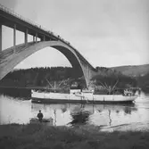 Fartyget Magna vid Sandöbron

