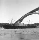 Fartyget Stanislavskij vid Sandöbron

