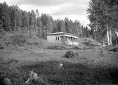 Gravanläggning. Stugan på bilden är byggd av Gösta Blomberg