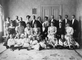 Gruppbild av familj och släkt när Jean och Marie Svenssons guldbröllop firas den 15 augusti 1908. Jubilarerna sitter i mitten med döttrarna Emma och Anna till höger om Jean, Olga och Julia till vänster om Marie. Längst ut till vänster sitter Katy, gift med sonen Emil, och längst till höger sitter Ellen Svensson, f Elmqvist. Baktill från vänster står sönerna Emil (Jordan Swensson), Ivan, Knut, Otto med hustrun Kristin och längst till höger Otto och Hugo. (Sonen Hjalmar är inte med på bilden.) Till höger om Kristin står Bror Axel Rosander och Curt Geier. Emils dotter Kristin står som nummer fyra från vänster; damen längst ut i raden är ej namngiven.
Barnen fr v: Hugo Welander, Viola Rosander, Mia Rosander, Ebba Geier, Oscar Emil Rosander, Otto Geier, Stuart Jordan Swensson, Jean Rosander, Henry Jordan Swensson och liggande Ann-Marie Svensson.

De är samlade i ett stort rum med stormönstrad jugendtapet med löv och blommor och en stor matta på golvet. Jean var bror till borgmästaren Emil Svensson i Varberg så guldbröllopet uppmärksammades i staden bland annat med flaggning i hamnen. Ett konditori hade skänkt tårtan till festen, en krokan med 