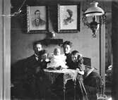 Curt och Anna Geier hemma i soffan med sina tre barn: lilla Jeanette (