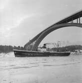 Fartyget Dockenhuben vid Sandöbron