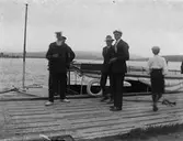 Personer på brygga. Troligen Gustaf Hjalmar Sahlström till vänster