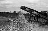 Barkmaskin på Bäckmyrvikens avlägg. Barkavfall.