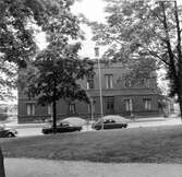 Domkapitelhuset. Uppfördes 1844 som gymnastik- och sånghus för Härnösands gymnasium efter ritningar av arkitekt C.G. Blom-Carlsson. År 1973 flyttades byggnaden från kvarteret Rådhuset vid Nybrogatan till Nygatan 14. Byggnaden restaurerades då exteriört efter orginalritningar.