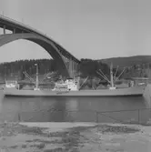 Fartyget Begonia vid Sandöbron

