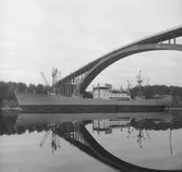 Fartyget Tanafjord vid Sandöbron

