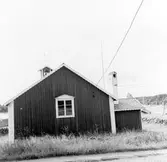 Barsvikens fiskekapell. Timrat och panelklätt, rödmålat. Rektangulär byggnad. Enkel inredning med blåmålade bänkar, altaruppsats och predikstol. Vapenhuset har tillkommit senare. Exteriör och interiör upprustning 1926.