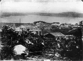 Örnsköldsvik hemsöktes 1859 av en eldsvåda, då ett flertal gårdar vid torget brann ner. Fotot är taget någon tid efter denna brand och efter nuvarande Sellbergska husets uppförande. 