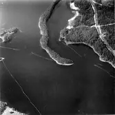 Nedanför Tåsjöforsen i Hotingsjöns nordvästra del ligger Långön, en åssträckning,som löper 2,5 km ut i sjön. På holmens södra del finns ett vikingatida gravfält. 