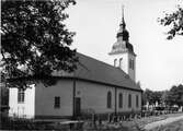 Sättna kyrka. Kyrkan ersatte en äldre träkyrka och stod klar 1742. Den nya kyrkan av trä uppfördes av byggmästare Sam Hasselberg.Ursprungligen hade kyrkan en åtkantig rektangulär planform.Sitt nuvarande utseende erhöll den genom ombyggnaderna 1862 och 1909. Långhuset förlängdes 1909 i väster och försågs medtorn och sakrestia i nordöst.Tillbyggnaderna gjordes i tegel och putsades. Murar och väggar vitputsades 1909 såväl ut-som invändigt.