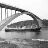 Fartyget Mira vid Sandöbron

