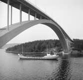 Fartyget Rien Teekman vid Sandöbron

