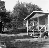 Av Ragnar Åström uppförd sommarstuga invid gravhög, Målsta 4:1.