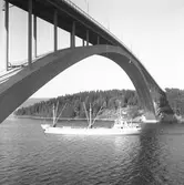 Fartyget Henning vid Sandöbron
