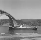 Fartyget Parmaster vid Sandöbron