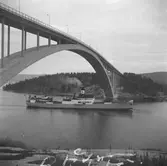 Fartyget Ring vid Sandöbron

