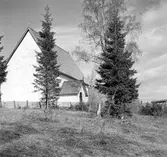 Högsjö gamla kyrka, uppförd i slutet av 1300-talet. Den brändes av ryssarna 1721. Kyrkan renoverades under kommande 15 åren under ledning av Hans Biskop en österbottnisk bildhuggare. Han tillverkade predikstolen och altaruppsättningen i kyrkan samt en del små inventarier. Bänkinrednig samt läktare i väster är tillverkade av Jonas Lund och Olof Johansson Brandt. Förgyllning och målning av inredningen och de nya inventarierna gjordes av Erik Fällström på 1730-talet. 