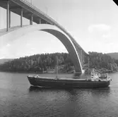 Fartyget Estestrom vid Sandöbron