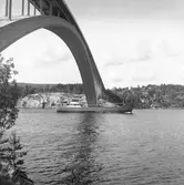 Fartyget Senior vid Sandöbron
