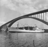 Fartyget Vretaholm vid Sandöbron

