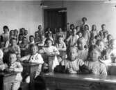 Stor klass i Kustsanatoriet Apelvikens skolsal. När helårsdrift påbörjades 1915-1916 och vårdtiderna blev allt längre startades skolundervisning för de skrofulösa barnen.