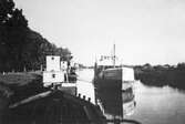 Örebro Rex paserar pråmar på Örebro kanal, ca 1950