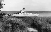 Vinöfärjan 259 på ingång till färjeläget på Vinön, 1960-tal