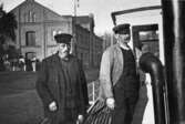 Personalen går ombord på S/S Björksundet vid Örebro hamn, 1930-tal