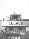 Lastbåten M/F Ellwe II lastad med bensinfat. , 1930-tal