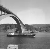 Fartyget Pluto vid Sandöbron
